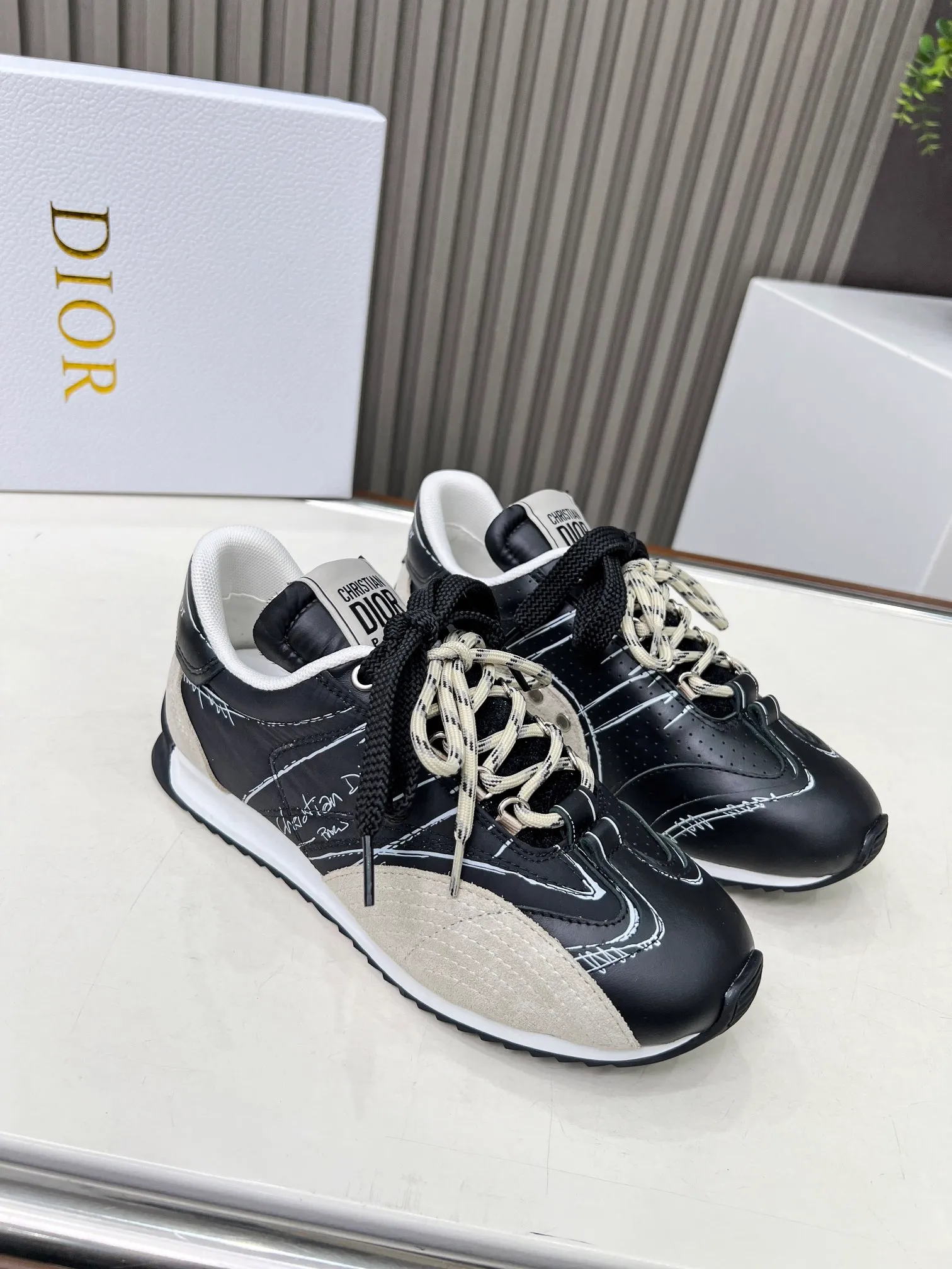 👟👟Ex-factory price 560👟👟 This D-Sketch sneaker is a new product of the 2025 spring and summer ready-to-wear series, highlighting the classic retro aesthetics. Crafted from gold-tone crinkled sheepskin and gold-toned laminated calfskin, it features a printed logo inspired by the shoe's production stages, as well as beige suede calfskin panels and double laces. Hand-written Christian Dior Paris signature on the side, Christian Dior Paris signature panels and plaques on the heel and tongue. Paired with two-tone slim rubber soles, they add a touch of couture to any casual look. Code number: 35~45 Color: black white gold silver
